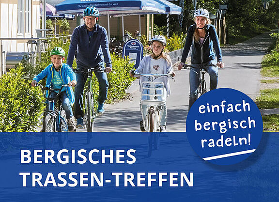 Familie mit Fahrrädern auf der Balkan-Trasse