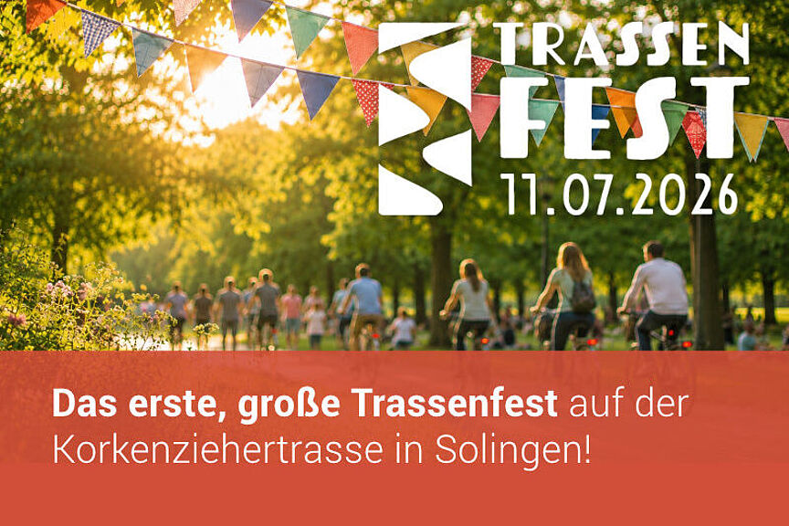 Trassenfest Solingen 2026 Dieses KI-generierte Bild zeigt eine parkähnliche Landschaft mit Radfarenden und Zufussgehenden. Im Vordergrund hängt eine Wimpelkette