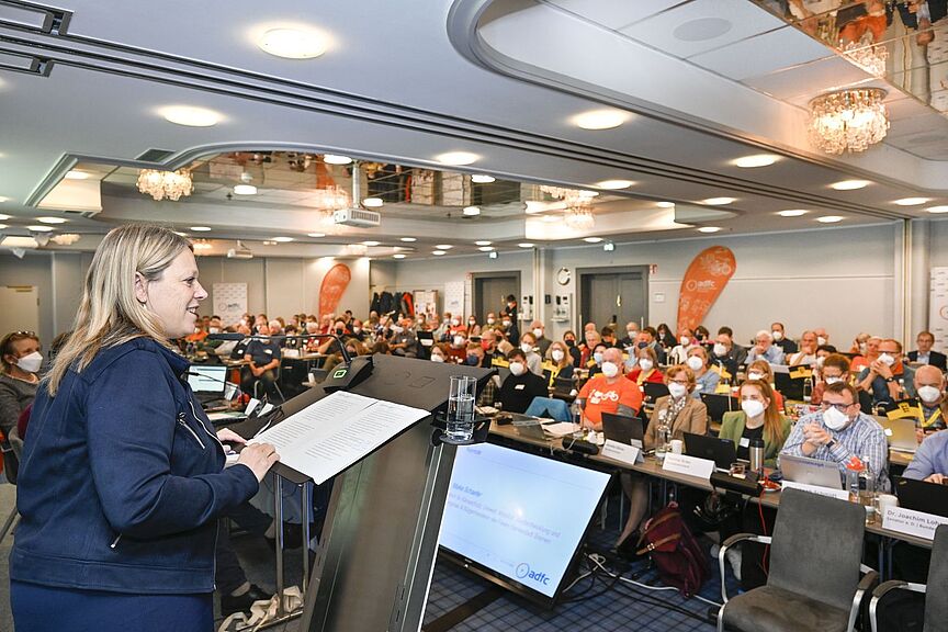 ADFC BHV 2022 Maike Schaefer  Bremens Verkehrssenatorin Dr. Maike Schaefer auf dem Podium bei der ADFC-BHV 2022.