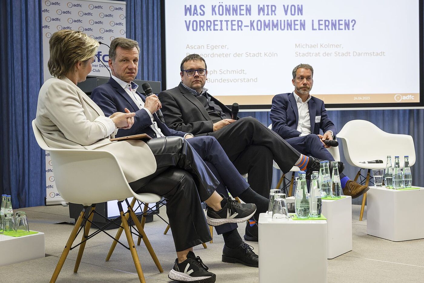 Was können wir von Vorreitern lernen? Auf dem Podium diskutierten Ascan Egerer, Beigeortneter der Stadt Köln, Christoph Schmidt vom ADFC und Michael Kolmer, Stadtrat der Stadt Darmstadt. Für Kolmer ist das integrale Denken wichtig und das große Ganze zu zeigen und sich nicht nur auf eine Verkehrsart zu konzentrieren, sondern die Vorteile für alle aufzuzeigen, um eine Frontenbildung zu vermeiden.